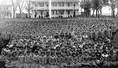 c. 1900, पेन्सिलवेनिया में कार्लाइल इंडियन इंडस्ट्रियल स्कूल के छात्र।