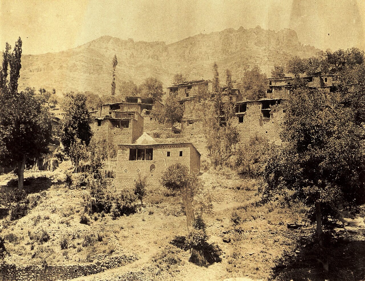 ハッキャリ地方、バズ村の風景、1900年頃。ジェノサイド以前のアッシリア人の生活が営まれていた山岳地帯の典型的な村落。