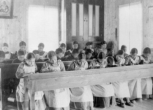 Shule ya Makazi ya Kikatoliki huko Fort Resolution, Northwest Territories. Majengo haya ya mbao yalikuwa na baridi kali na hatari za moto.