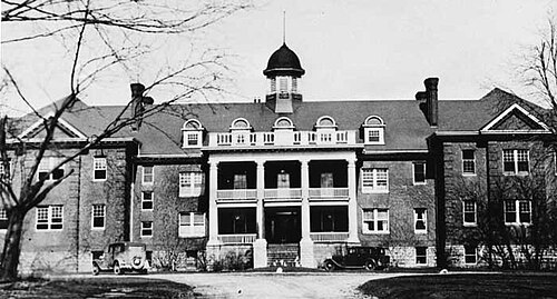 Shule ya Makazi ya Mohawk Institute, takriban mwaka 1943. Ilikuwa moja ya shule za kwanza na zilizofanya kazi kwa muda mrefu zaidi.