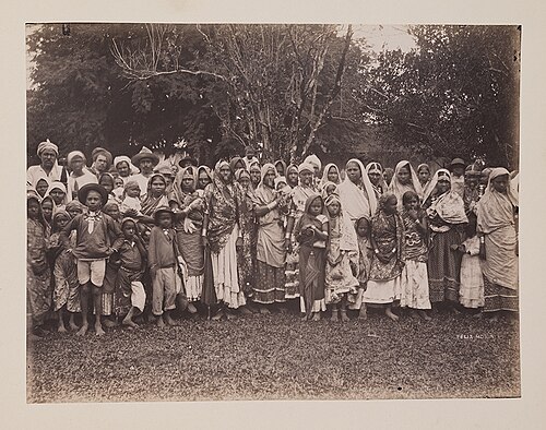 Trinidad ve Tobago'daki bir şeker plantasyonunda Hintli angarya işçiler, yaklaşık 1890. 'Özgür' olmalarına rağmen, yaşam ve çalışma koşulları kölelikten pek farklı değildi.