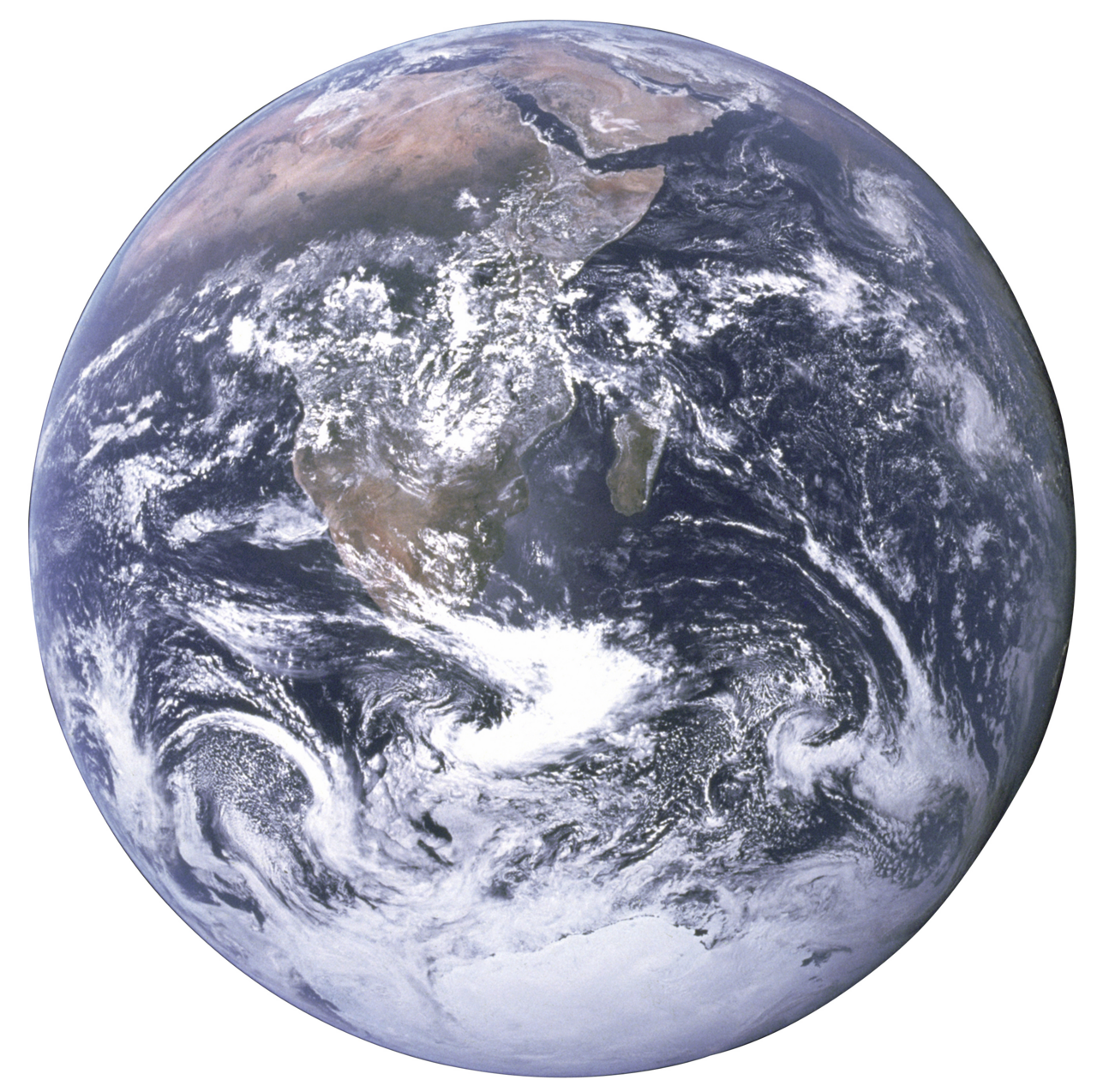 La Terra vista dallo spazio durante la missione Apollo 17, un'immagine che sottolinea l'interconnessione e la fragilità dei sistemi ecologici globali.