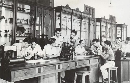 菲德尔·卡斯特罗(左二)与同学在哈瓦那的贝伦公学,1943年。这张照片展示了革命前古巴社会中存在的教育机会,也暗示了卡斯特罗本人所受的精英教育背景。