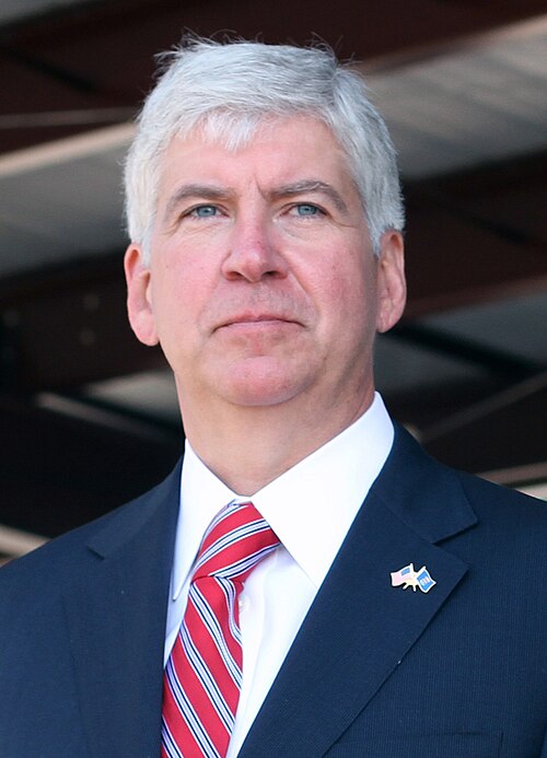 O Governador Rick Snyder, cuja administração foi amplamente responsabilizada pelas decisões que levaram à crise.