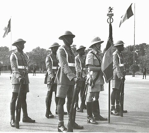 Een compagnie van de Force Publique met hun Europese officieren, circa 1900.