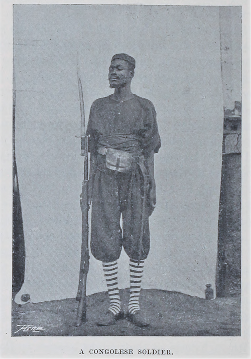 Een soldaat van de Force Publique, gefotografeerd in 1898. Deze soldaten werden vaak onder dwang gerekruteerd en gedwongen wreedheden te begaan.