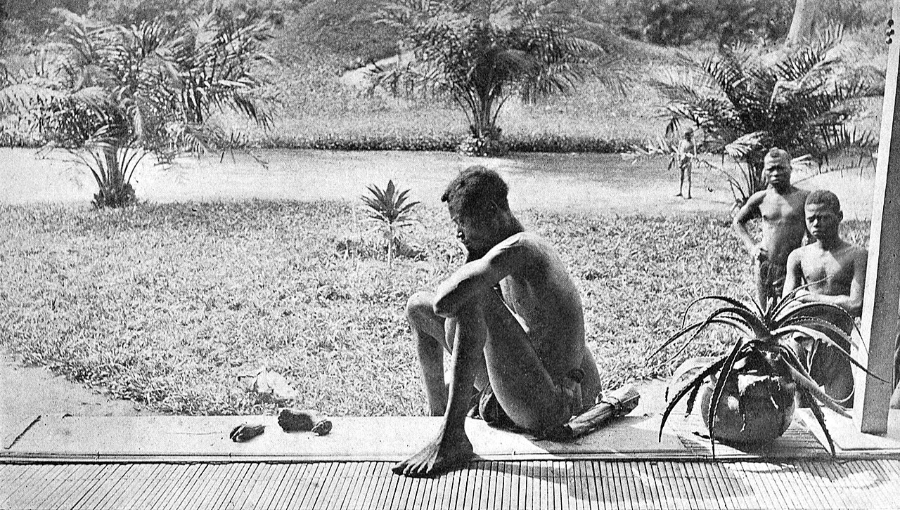 Een Congolese man, Nsala, kijkt naar de afgehakte hand en voet van zijn vijfjarig dochtertje, gedood door milities van de concessiemaatschappij ABIR omdat haar vader de rubberquota niet had gehaald.