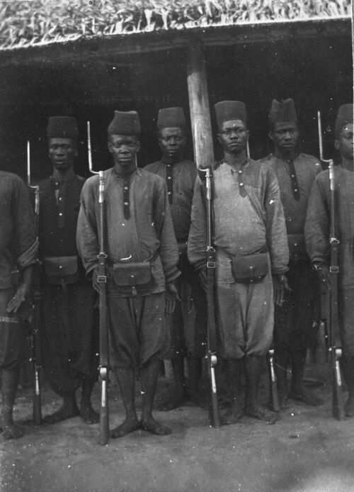 Force Publique soldaten na 1910, in het tijdperk van Belgisch Congo. De structuur en veel van het personeel bleven na de overdracht van 1908 bestaan.