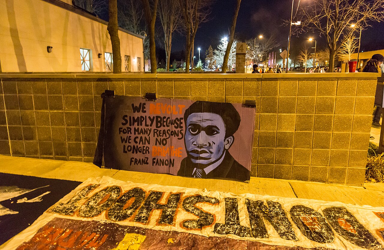 Ein Banner mit dem Zitat „Gewalt ist die Reaktion der Ungehörten“ vor einer Polizeiwache in Minneapolis, USA, 2015.