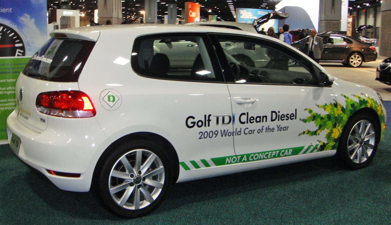 Una Volkswagen Golf del 2010 con la scritta "clean diesel" (diesel pulito) sul fianco.