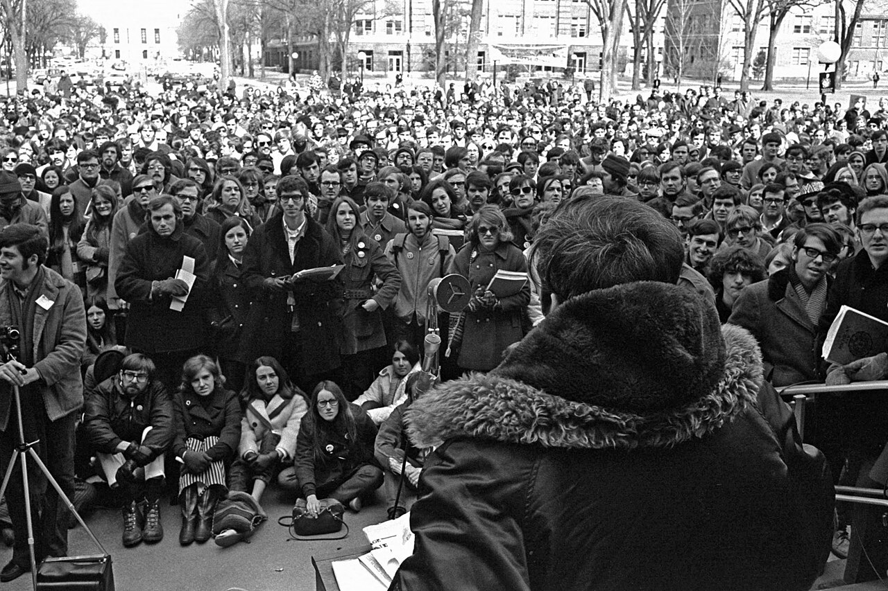 Attivisti e cittadini riuniti per il primo Giorno della Terra a New York, 1970.