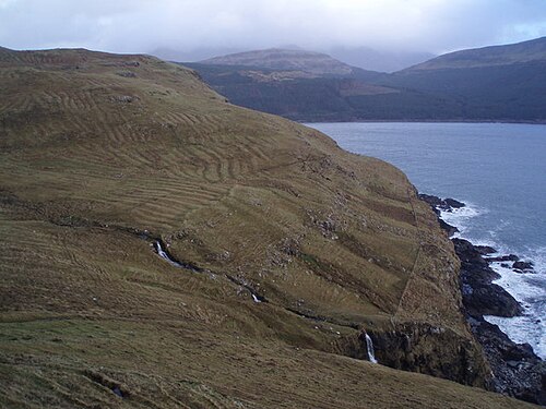Le vestigia spettrali dei 'run rig', l'antico sistema di coltivazione comunitaria, visibili accanto al Loch Eynort sull'Isola di Skye.