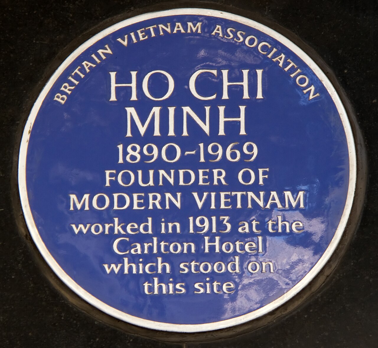 Tấm biển kỷ niệm thời gian sống và làm việc của Hồ Chí Minh tại Haymarket, London