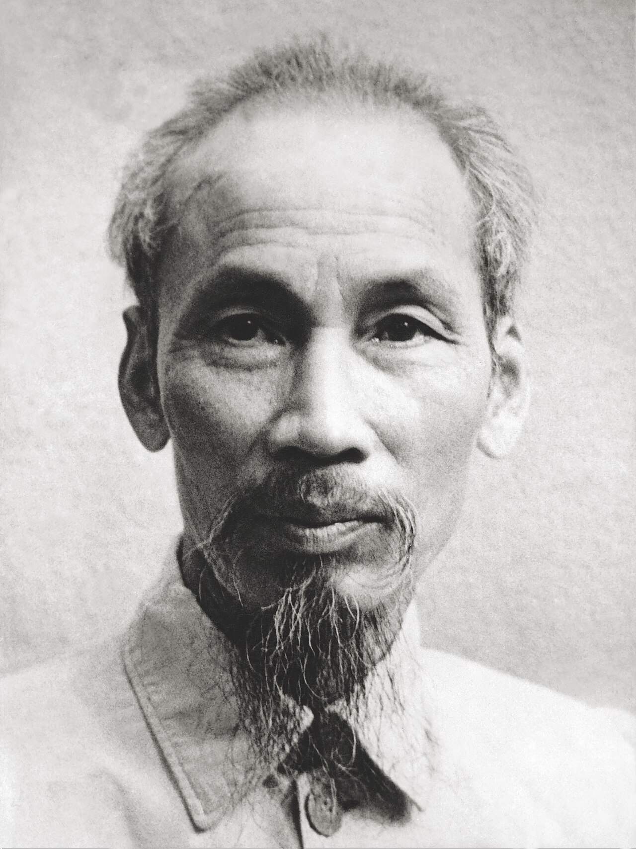 Chủ tịch Hồ Chí Minh năm 1946 trong bộ trang phục giản dị nhưng kiên định