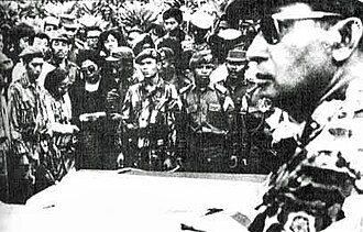 苏哈托少将（右前景）出席1965年10月5日为被杀害的将军们举行的葬礼，这一事件成为他发动全国清洗的直接借口。
