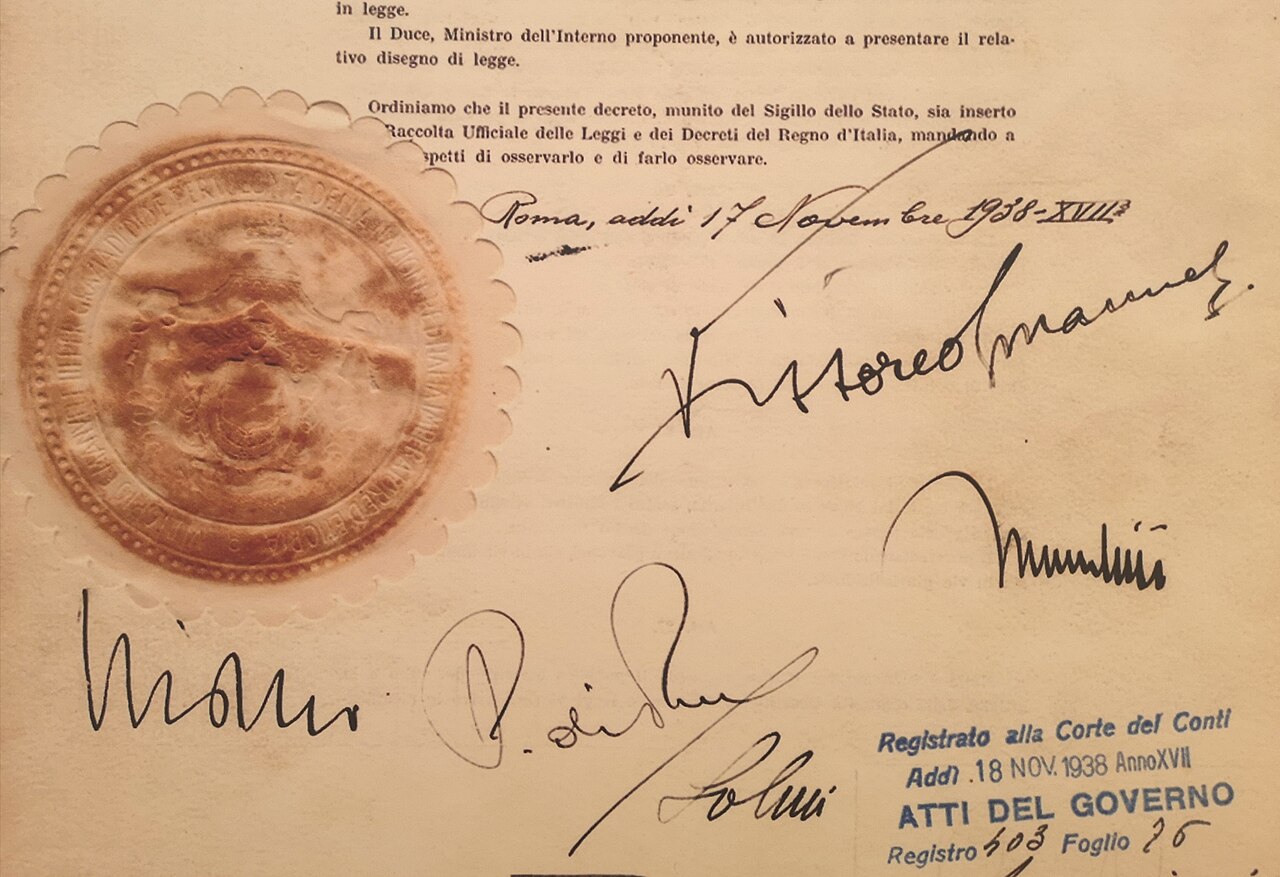 Podpisy króla Wiktora Emanuela III, Benito Mussoliniego i innych ministrów na dekrecie królewskim z 17 listopada 1938 r., który był centralnym elementem ustawodawstwa rasowego.