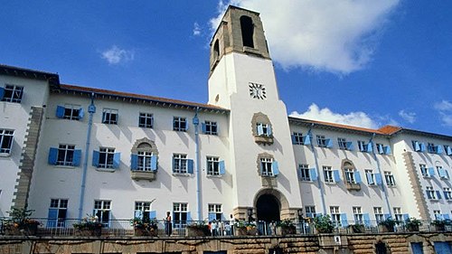 Jengo kuu la Chuo Kikuu cha Makerere nchini Uganda, mahali ambapo Nyerere alipata mafunzo ya ualimu na kuanza harakati za kwanza za kisiasa