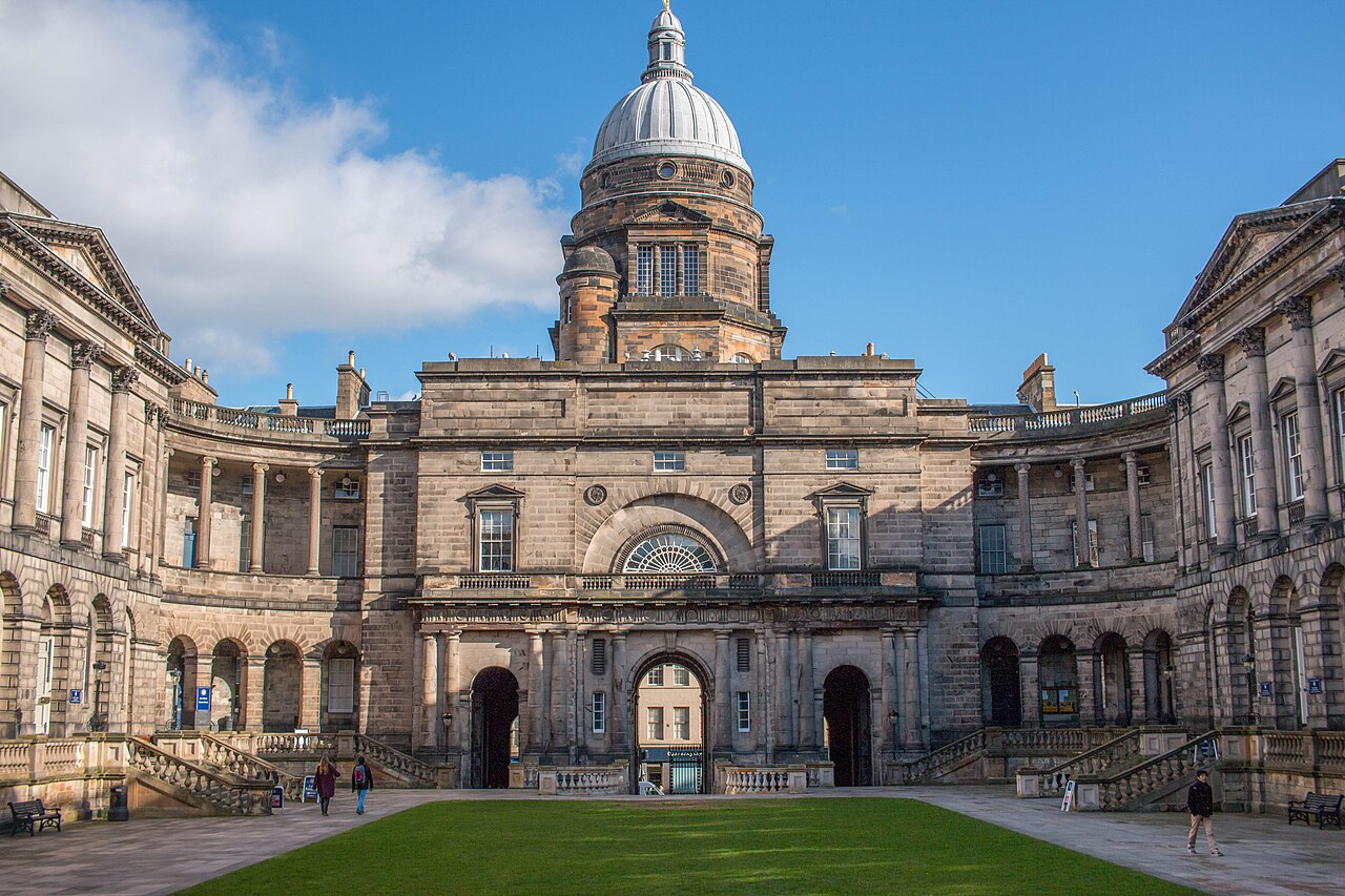 Chuo Kikuu cha Edinburgh (Old College) ambako Nyerere alisoma shahada yake ya uzamili na kuimarisha fikra zake za kisoshalisti na kupinga ukoloni