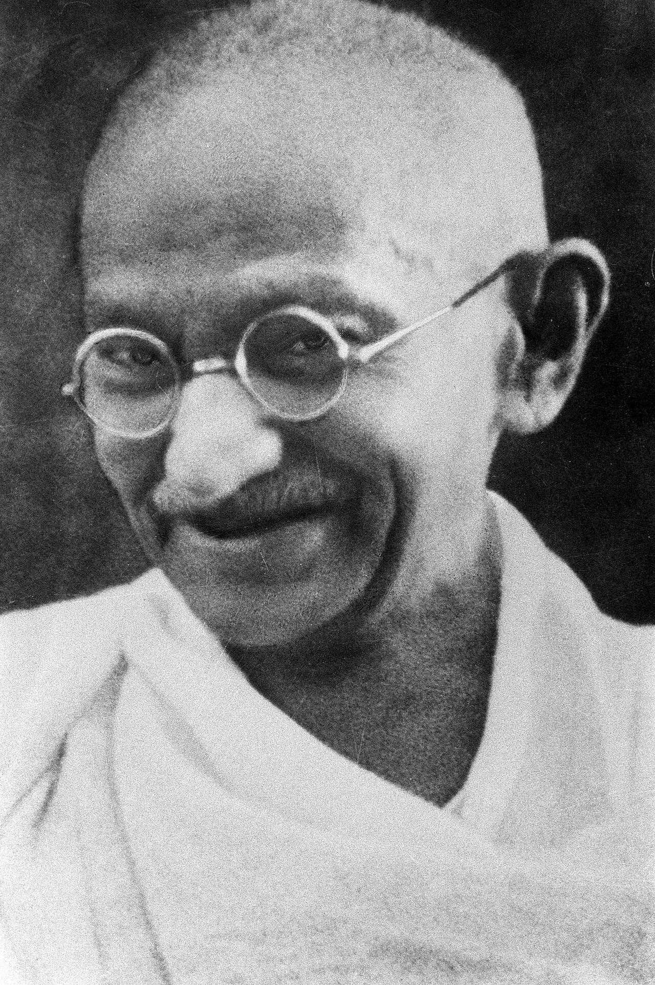 Nyerere alivutiwa na mbinu za upinzani usio na vurugu zilizotumiwa na Mahatma Gandhi nchini India katika kuishinda himaya ya Uingereza