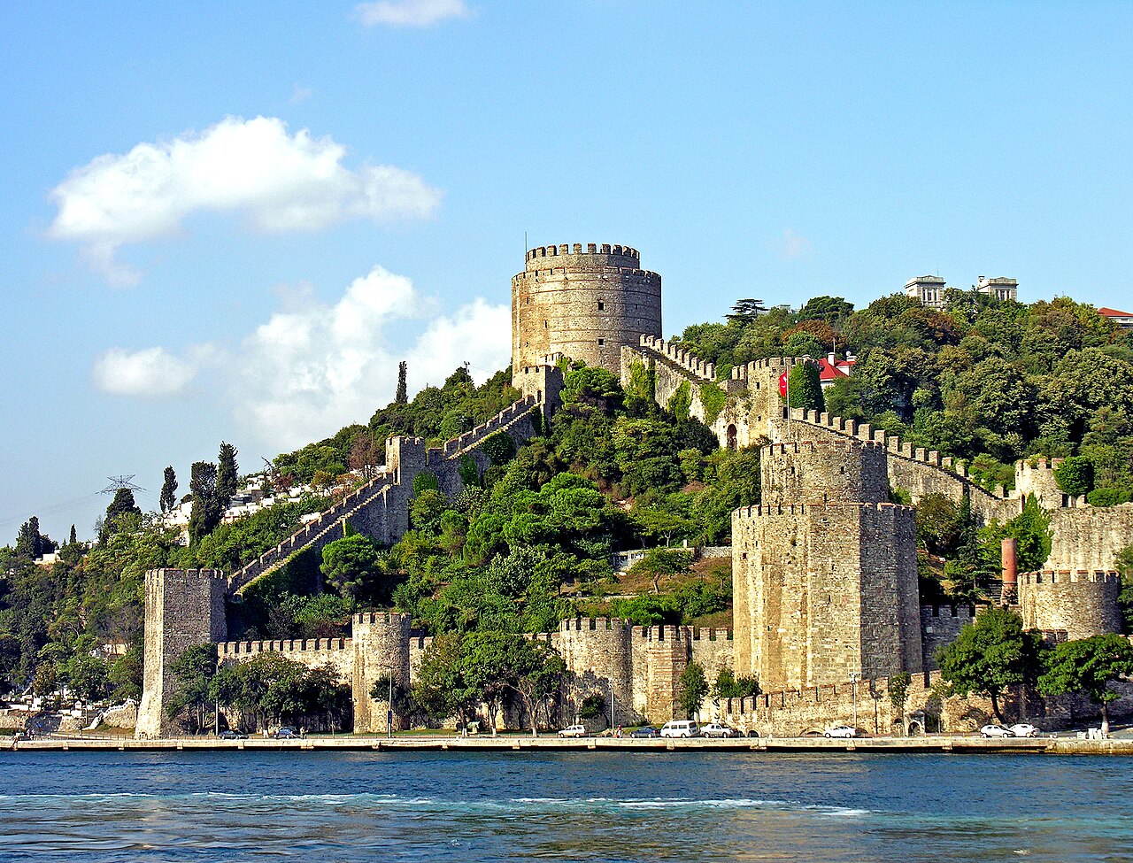 Sultan II. Mehmet tarafından 1451-1452 yılları arasında, Konstantinopolis'in Fethi'nden önce inşa edilen Rumelihisarı.