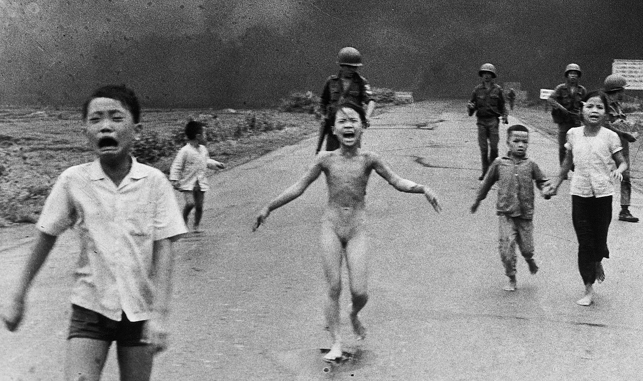 Phan Thị Kim Phúc, 9 tuổi, bị bỏng nặng do bom napalm trong một cuộc tấn công vào Trảng Bàng năm 1972. Bức ảnh của Nick Út đã ghi lại sự kinh hoàng của chiến tranh cho thế giới.