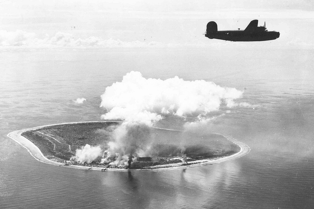Amerykańskie siły powietrzne bombardują japoński pas startowy na Nauru (1943). Okupacja i walki dodatkowo wyniszczyły wyspę.