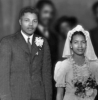Nelson Mandela et sa première épouse, Evelyn Mase, lors du mariage de Walter et Albertina Sisulu en 1944.
