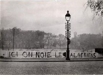 Graffiti anonyme apparu sur les quais de Seine peu après le massacre : « Ici on noie les Algériens ».