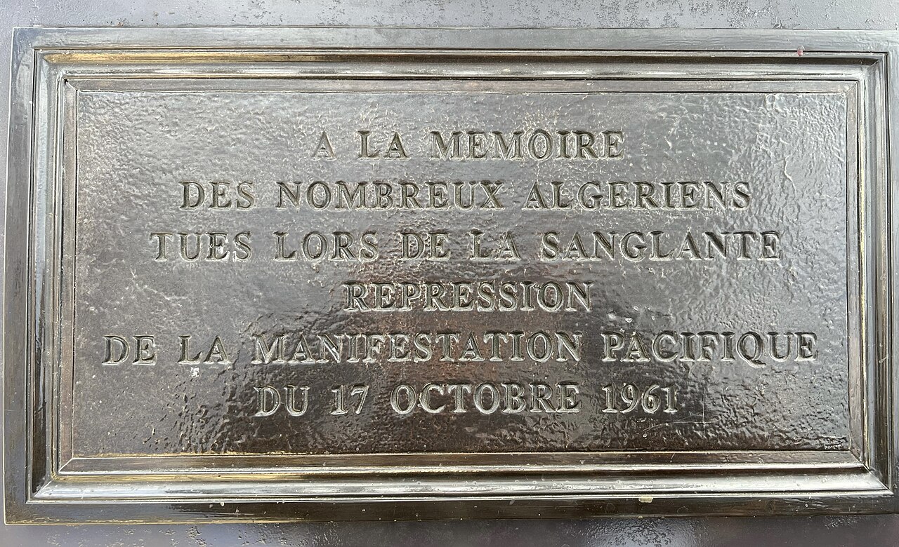 Plaque commémorative sur le pont Saint-Michel à Paris, posée en 2001.