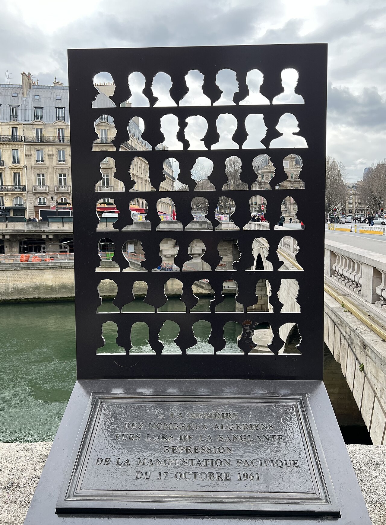 Une autre plaque commémorative, plus explicite, près du Pont Saint-Michel.