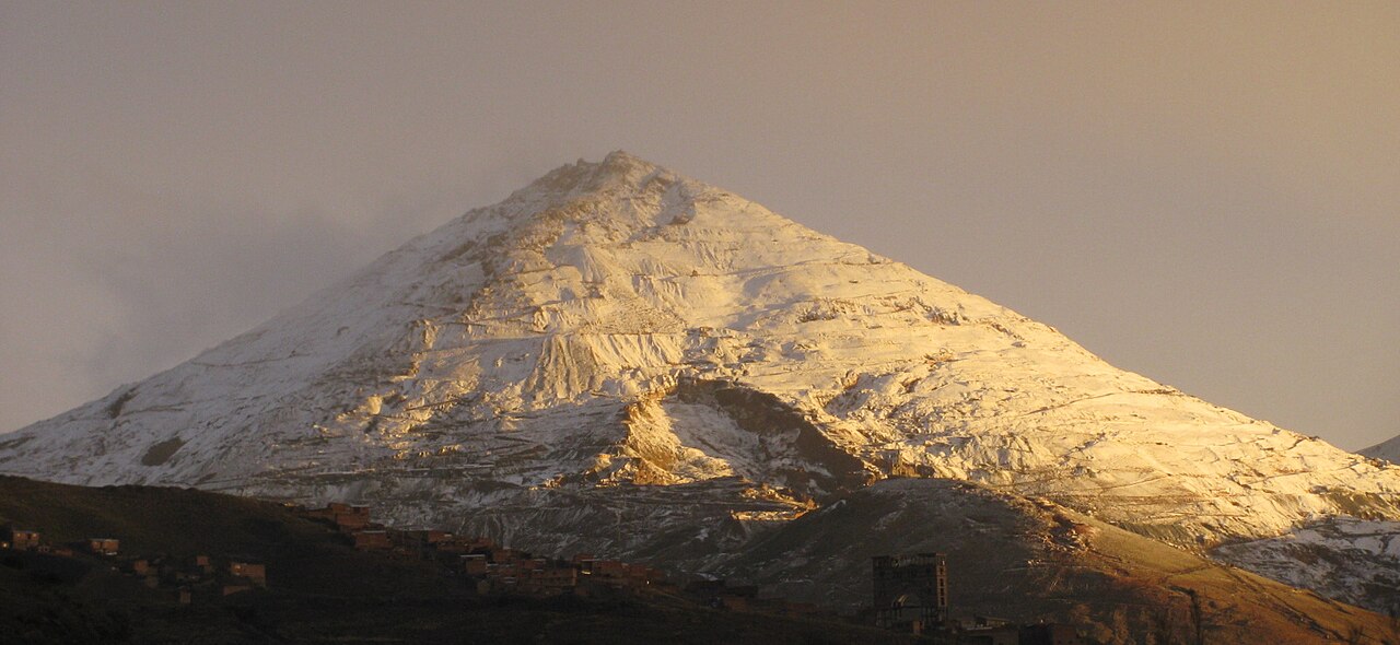 Il Cerro Rico oggi, una montagna ancora scavata e segnata da secoli di estrazione.
