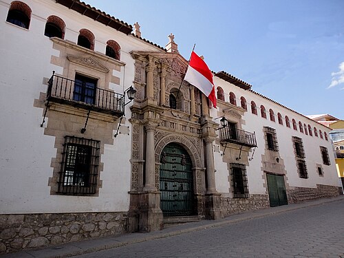 A fachada da histórica Casa da Moeda em Potosí, o edifício onde a prata extraída era transformada em moeda para o império.