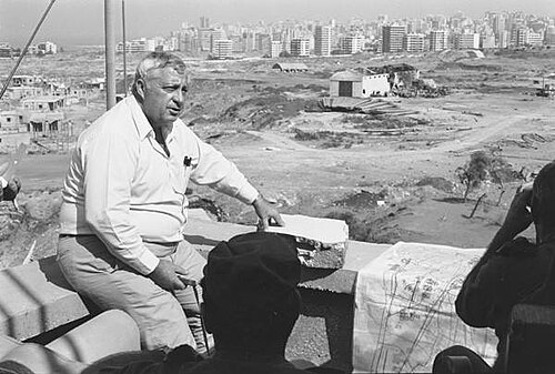 El Ministro de Defensa israelí Ariel Sharon, en las afueras de Beirut el 15 de septiembre de 1982, el día antes de que comenzara la masacre.
