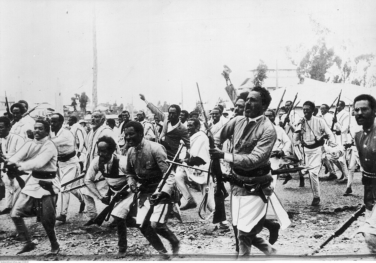 مقاتلون إثيوبيون في طريقهم إلى الجبهة الشمالية لمواجهة الغزو الفاشي عام 1935