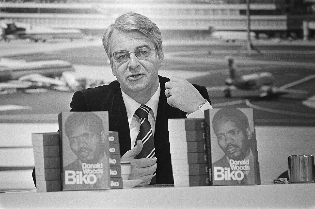 Steve Biko junto a Donald Woods, el editor de periódico liberal blanco que se convirtió en su amigo y biógrafo. La amistad desafió las leyes del apartheid y fue clave para exponer la verdad sobre su muerte.