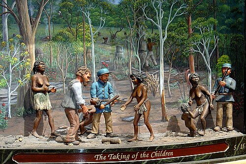 Penggambaran "Pengambilan Anak-Anak" di Jam Agung Australia, Gedung Queen Victoria, Sydney (1999) oleh seniman Chris Cooke.