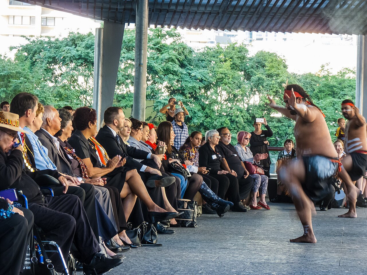 Peringatan Hari Permintaan Maaf Nasional di Brisbane, 26 Mei 2016, menghormati budaya Pribumi dan memperingati perlakuan buruk terhadap penduduk asli Australia.