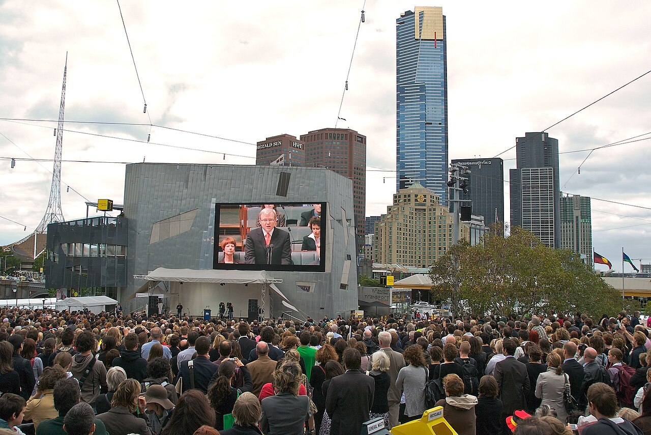 Perdana Menteri Kevin Rudd di layar di Federation Square, Melbourne, saat menyampaikan permintaan maaf kepada Generasi yang Dicuri pada 13 Februari 2008.