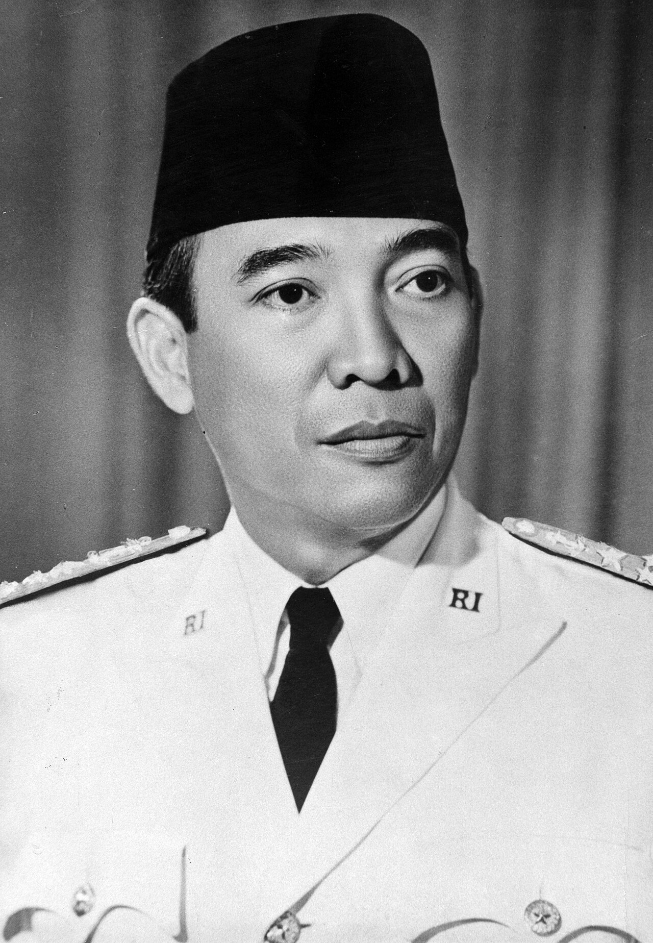 Presiden Soekarno memimpin rapat kabinet di era revolusi
