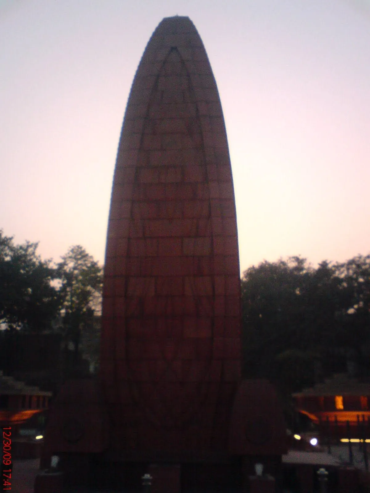 Das Massaker von Amritsar — Jallianwala Bagh, Punjab, Britisch-Indien (13. April 1919). Jallianwala Bagh, Amritsar. Die Einschusslöcher, die Dyers Truppen in den Begrenzungsmauern hinterließen, sind als Denkmal erhalten; der britische Staat hat sich noch nicht entschuldigt. Das Massaker von Amritsar — Jallianwala Bagh, Punjab, Britisch-Indien (13. April 1919). Jallianwala Bagh, Amritsar. Die Einschusslöcher, die Dyers Truppen in den Begrenzungsmauern hinterließen, sind als Denkmal erhalten; der britische Staat hat sich noch nicht entschuldigt.