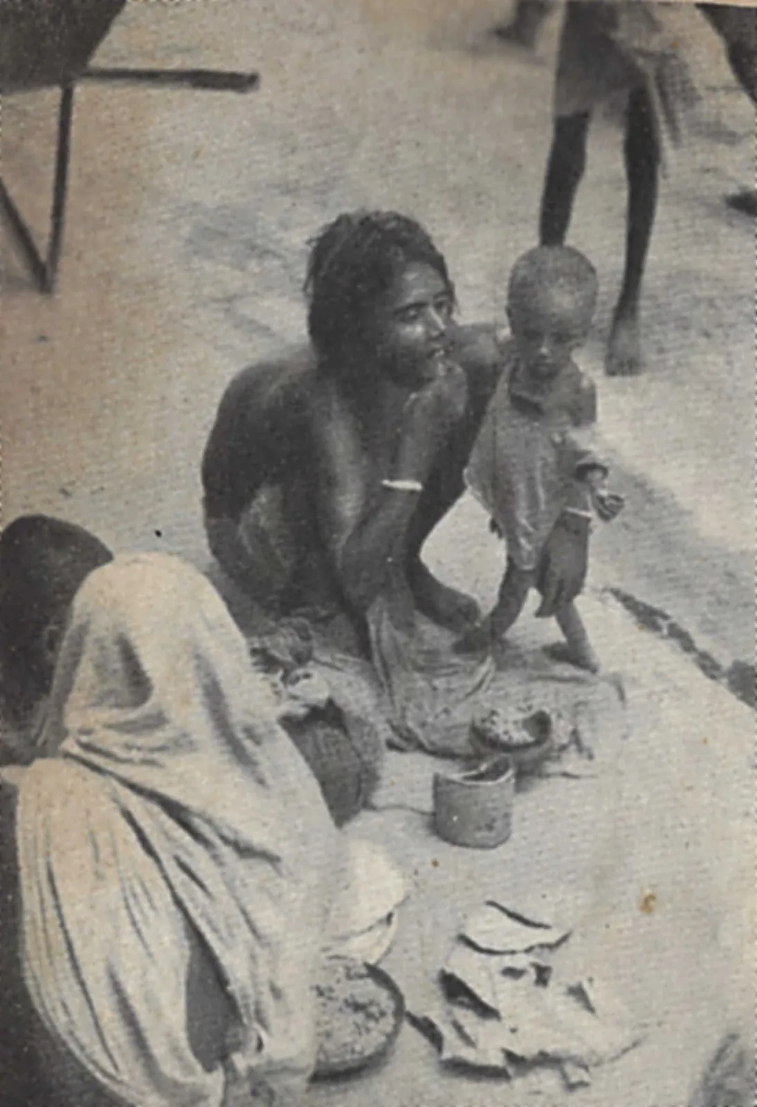 Verarmte Mutter mit Kind während der Bengalen-Hungersnot, Kalkutta, 1943 Verarmte Mutter mit Kind während der Bengalen-Hungersnot, Kalkutta, 1943