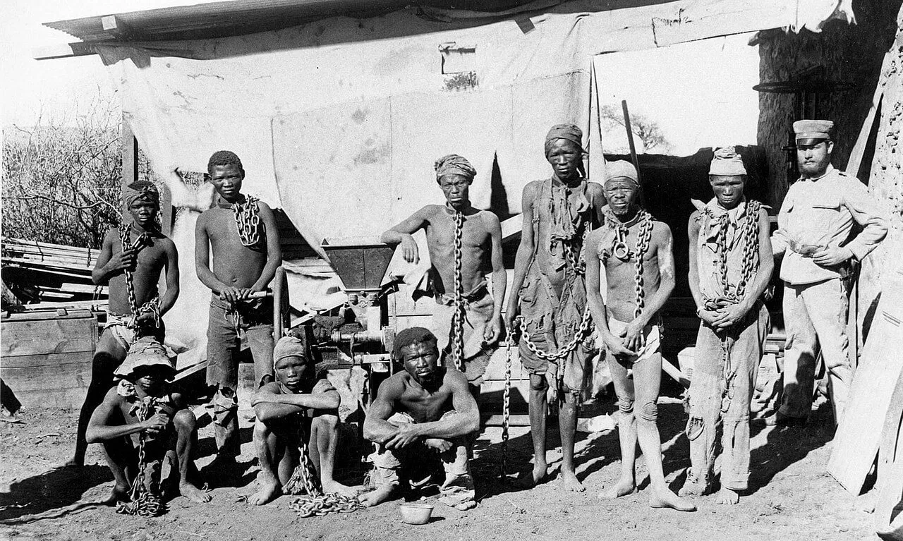 Herero- und Nama-Gefangene in Ketten, Deutsch-Südwestafrika, ca. 1905 Herero- und Nama-Gefangene in Ketten, Deutsch-Südwestafrika, ca. 1905