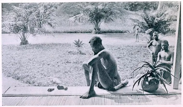 Nsala von Wala vor der abgetrennten Hand und dem Fuß seiner Tochter, Kongo, 1904 Nsala von Wala vor der abgetrennten Hand und dem Fuß seiner Tochter, Kongo, 1904