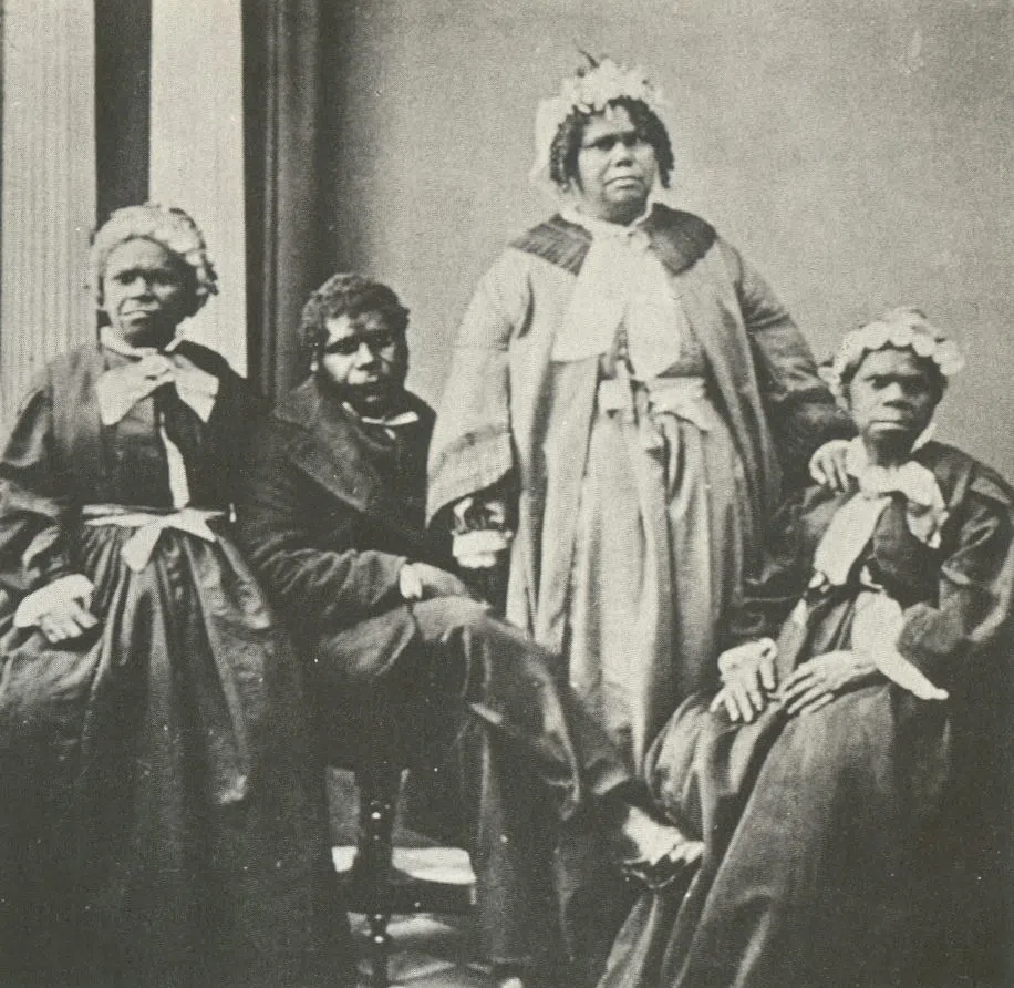Tasmania — Colonia británica de Tierra de Van Diemen (1803 – 1876). Truganini (sentada, a la derecha) con otros supervivientes aborígenes tasmanos, c. 1860. Un pueblo deliberadamente eliminado por un gobierno colonial británico. Tasmania — Colonia británica de Tierra de Van Diemen (1803 – 1876). Truganini (sentada, a la derecha) con otros supervivientes aborígenes tasmanos, c. 1860. Un pueblo deliberadamente eliminado por un gobierno colonial británico.