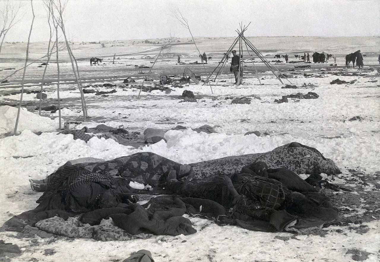 Wounded Knee — Reserva lakota de Pine Ridge, Estados Unidos (29 de diciembre de 1890). Entierro de los muertos en Wounded Knee, enero de 1891. Una fosa común para lo que el Ejército estadounidense llamó oficialmente «batalla». Wounded Knee — Reserva lakota de Pine Ridge, Estados Unidos (29 de diciembre de 1890). Entierro de los muertos en Wounded Knee, enero de 1891. Una fosa común para lo que el Ejército estadounidense llamó oficialmente «batalla».