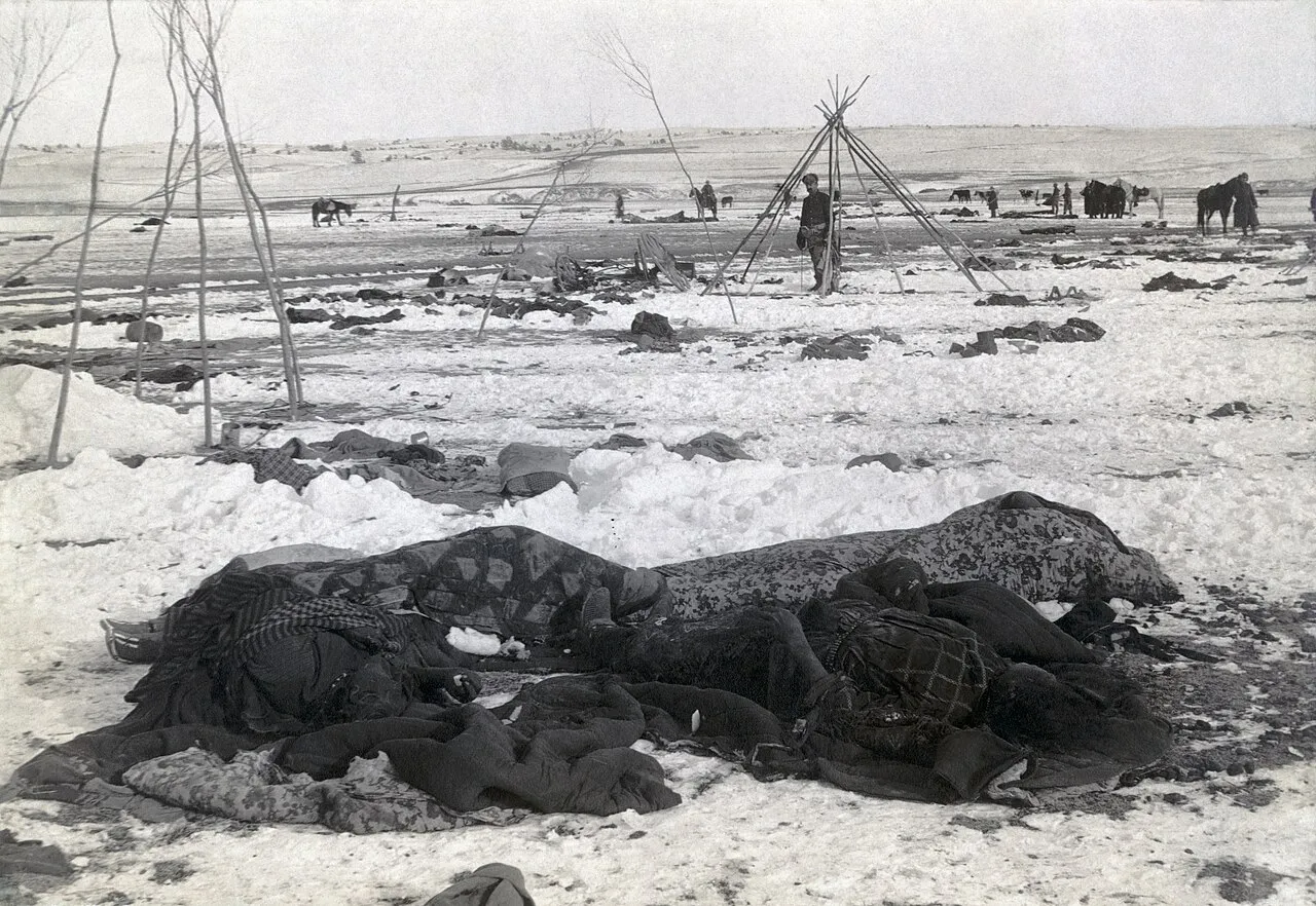 Wounded Knee — Reserva lakota de Pine Ridge, Estados Unidos (29 de diciembre de 1890). Entierro de los muertos en Wounded Knee, enero de 1891. Una fosa común para lo que el Ejército estadounidense llamó oficialmente «batalla». Wounded Knee — Reserva lakota de Pine Ridge, Estados Unidos (29 de diciembre de 1890). Entierro de los muertos en Wounded Knee, enero de 1891. Una fosa común para lo que el Ejército estadounidense llamó oficialmente «batalla».
