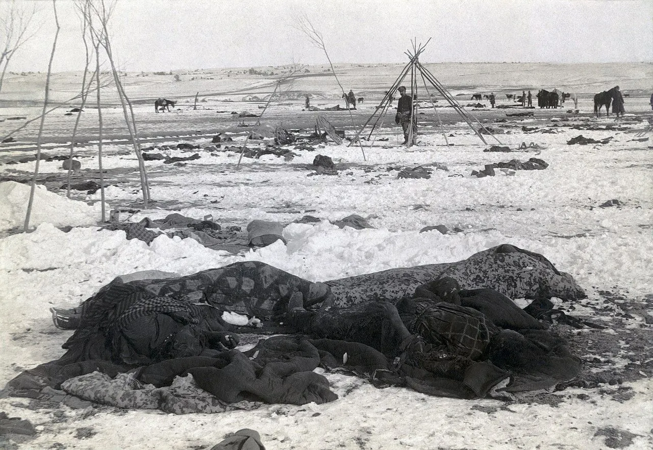 Wounded Knee — Lakota-Reservat Pine Ridge, Vereinigte Staaten (29. Dezember 1890). Beisetzung der Toten bei Wounded Knee, Januar 1891. Ein Massengrab für das, was die US-Armee offiziell als „Schlacht“ bezeichnete. Wounded Knee — Lakota-Reservat Pine Ridge, Vereinigte Staaten (29. Dezember 1890). Beisetzung der Toten bei Wounded Knee, Januar 1891. Ein Massengrab für das, was die US-Armee offiziell als „Schlacht“ bezeichnete.