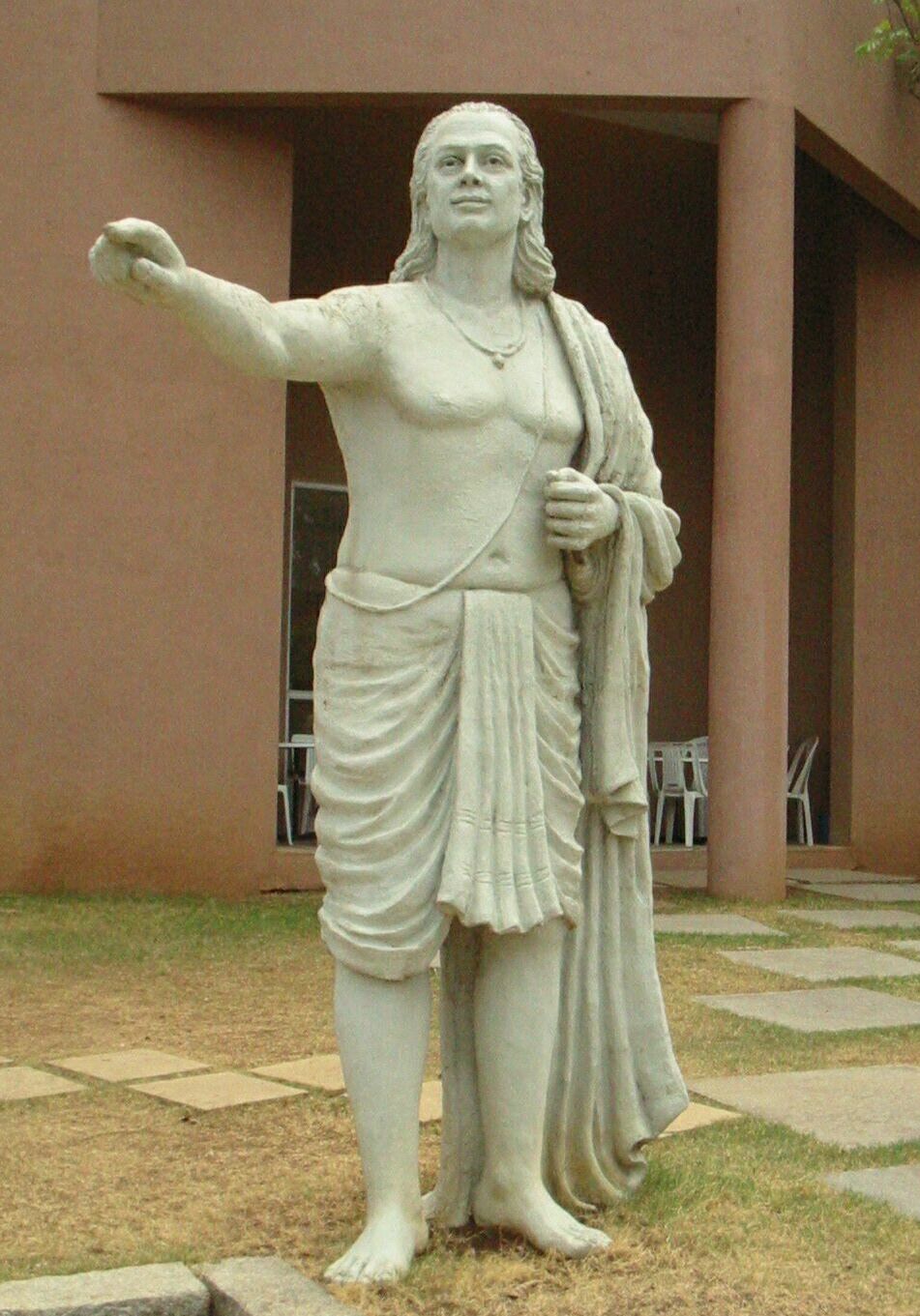 Estatua del matemático y astrónomo indio Aryabhata (476-550 d. C.)