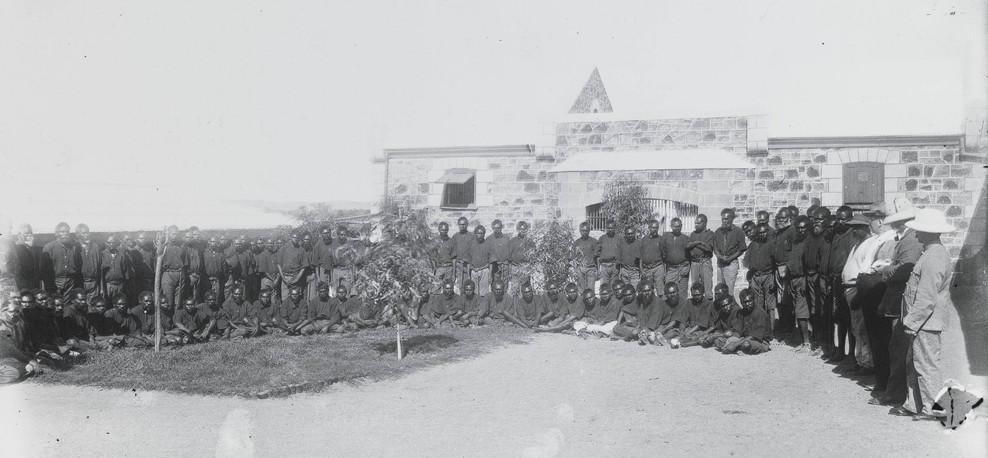 Les Aborigènes et les « guerres de la frontière » — Australie (1788 – 1934). Prisonniers aborigènes enchaînés au cou, île Rottnest, Australie-Occidentale, 1883. Des chaînes d'Aborigènes furent utilisées dans la pêche perlière et l'élevage jusque dans les années 1930. Les Aborigènes et les « guerres de la frontière » — Australie (1788 – 1934). Prisonniers aborigènes enchaînés au cou, île Rottnest, Australie-Occidentale, 1883. Des chaînes d'Aborigènes furent utilisées dans la pêche perlière et l'élevage jusque dans les années 1930.