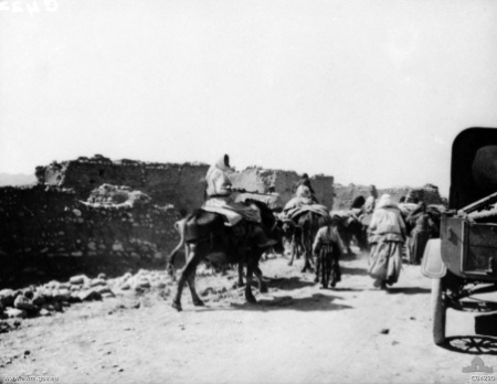 Le génocide arménien et son cadre impérial — Empire ottoman (Anatolie, désert syrien) (1915 – 1923). Réfugiés arméniens, 1918. Les gouvernements occidentaux savaient en détail et ont troqué les poursuites contre du pétrole. Le génocide arménien et son cadre impérial — Empire ottoman (Anatolie, désert syrien) (1915 – 1923). Réfugiés arméniens, 1918. Les gouvernements occidentaux savaient en détail et ont troqué les poursuites contre du pétrole.